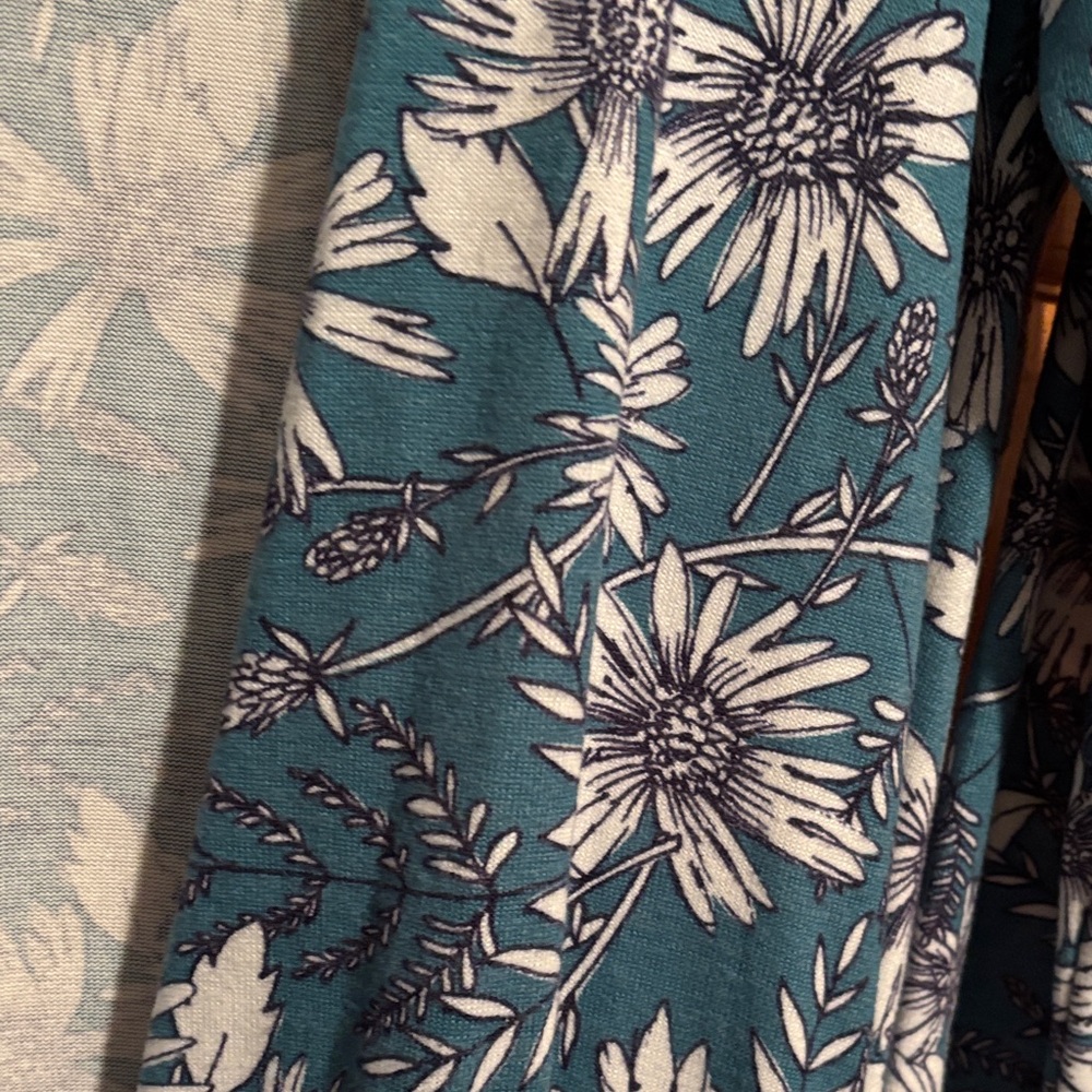 🎄NEW LOWER PRICE🎄~
LuLaRoe Teal and White Patterned Cardigan - Picture 3 of 4
